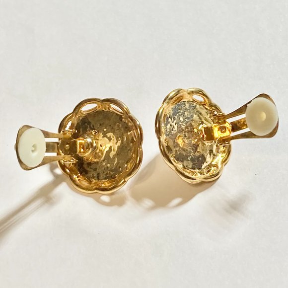 Vintage Gold White Pearl Clip On Earrings Weave Round Gold Tone 70s Acrylic - Picture 6 of 8